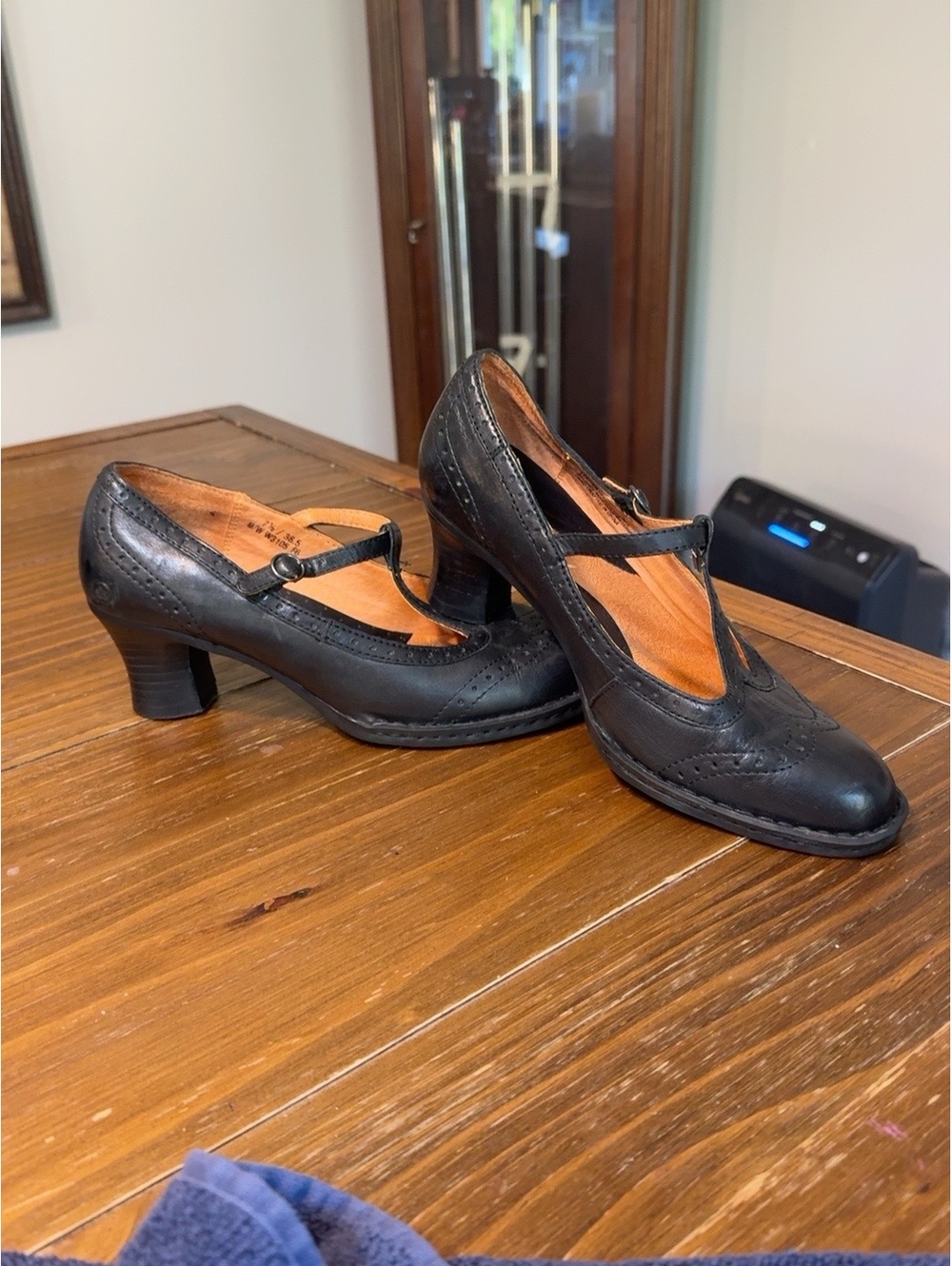 Born Women’s 7.5 Black Leather T Strap Pumps Wingtip Brogue Block Heel